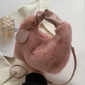Sac à main élégant en fausse fourrure rose poudré avec poignée plissée et chaîne - Rose