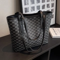 Borsa tote grigio scuro con motivo monogramma e manici lunghi per il pendolarismo quotidiano - Nero