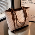 Borsa tote grande con monogramma NK beige e marrone e manici in pelle alla moda - Bianco