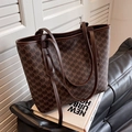 Grande borsa tote monogramma marrone scuro con doppi manici e dettagli in pelle - Marrone