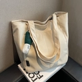 Große beige Canvas-Tragetasche mit Außentasche und Plüsch-Anhänger für den täglichen Pendelverkehr - Mit Anhänger / Cremeweiß
