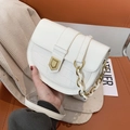 Weiße Satteltasche mit Kroko-Prägung, goldenem Verschluss und dekorativer Harz-Kettenriemen - Beige