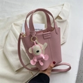 Roze bucket bag met litchi-textuur, fashionlabel en bijpassende apenhanger - Roze Met Hanger