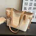 Große cremefarbene Shopper-Tasche mit braunen Trägern und süßem Hundeanhänger - Weiß Gesteppt Gittermuster Mit Anhänger