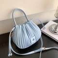 Secchiello a pieghe azzurro con chiusura a coulisse e fibbia quadrata chic - Blu