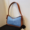 Schicke Achseltasche aus blauem Denim und braunem Leder mit goldfarbenen Metallteilen - Blau und Braun