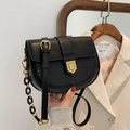 Schwarze Satteltasche mit Krokostruktur und goldenem Schildverschluss - Schwarz