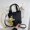 Zwarte litchi-nerf bucket bag met FASHION-opdruk en gele aap sleutelhanger - Zwart met Hanger