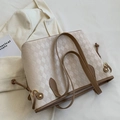 Klassische Shopper-Tasche im Schachbrettmuster in Creme und Kaffee mit Lederriemen - Weiß Gesteppt Gittermuster Ohne Anhänger
