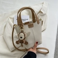 Bucket Bag mit Litschimuster in Creme und Braun, Affenanhänger und Schultergurt - Weiß mit Anhänger