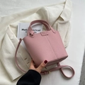 Schicke rosa Beuteltasche mit Litschi-Textur, Griff und verstellbarem Umhängeriemen - Rosa Ohne Anhänger