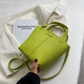 Hellgrüne Beuteltasche aus strukturiertem Leder mit Griffen und verstellbarem Schultergurt - Grün