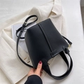 Schwarze Beuteltasche aus Kunstleder mit Lychee-Muster und verstellbarem Gurt - Schwarz