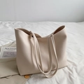 Borsa tote beige oversize minimalista in pelle martellata con sottili spalline - Beige