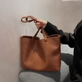 Grande borsa tote in pelle marrone scuro con trama a litchi e doppi manici lunghi - Marrone