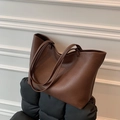 Borsa tote minimalista marrone scuro in pelle martellata capiente con spalline sottili - caffè