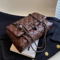 Dunkelbraune Stepptasche mit Kettenriemen, Metallkugel-Detail und mattem Schnallenverschluss - Kaffeebraun