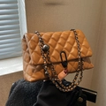 Stepptasche in Karamellbraun mit Leder-Kettenriemen und ovalem Verschluss-Detail - Braun
