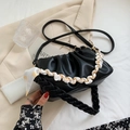 Zwarte geplooide cloud bag met bloemenstoffen ketting en verstelbare leren schouderband - Zwart