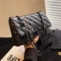 Schicke schwarze Stepptasche mit Kettenriemen und verstellbarer Metallkugel - Schwarz