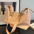 Hellrosa PU-Leder Umhängetasche mit goldener Hardware und schicker Lychee-Struktur Optik - Rosa