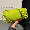 Bolso de montura verde neón en cuero litchi con asa trenzada y detalles dorados - Verde
