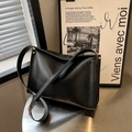 Bolso bandolera chic de piel negra con relieve de cocodrilo y correa ajustable - Negro