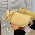 Bolso de hombro amarillo claro de ecopiel con asa trenzada y cremallera dorada - Amarillo claro