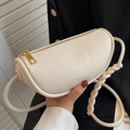 Bolso de hombro blanco tipo montura con asa de cuerda trenzada y cierre metálico - Blanco Roto