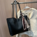 Borsa tote in pelle nera con foulard decorativo e cuciture verticali eleganti - Stile con Sciarpa / Nero