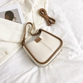 Borsa sottobraccio beige minimalista con finiture marrone scuro e tracolla regolabile - Senza Ciondolo / Bianco Sporco