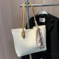 Borsa tote grande color crema con manici marroni e sciarpa decorativa in seta fashion - Stile con Sciarpa / Bianco