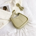Borsa a spalla a mezzaluna verde salvia in pelle opaca con tracolla regolabile - Senza Ciondolo / Giallo