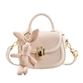 Chique beige crossbody tas met gouden konijnensluiting en schattige konijnenhanger - Wit (Met Hanger)