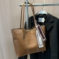 Borsa tote in pelle marrone con cuciture bianche e sciarpa di seta decorativa - Stile con Sciarpa / Marrone