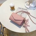 Roze crossbodytas met lychee-korrel, schattige konijnenhanger en gouden metalen gesp detail - Roze Met Hanger
