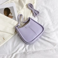 Borsa a tracolla a mezzaluna lilla minimalista con tracolla regolabile e pelle opaca - Senza Ciondolo / Viola