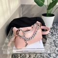 Bolso de hombro rosa con cadena plateada gruesa y colgante sobre soporte acrílico - Rosa