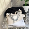 Bolso baguette blanco minimalista con cadena plateada y correa ajustable - Blanco