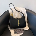 Elegante bolso de hombro en cuero negro con hebilla de metal dorado y cadena - Negro