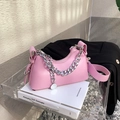Bolso rosa de media luna para el brazo con cadena de metal plateado en cuero sintético - Morado