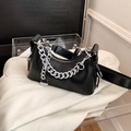 Bolso de hombro negro elegante con cadena plateada y acabado de piel lisa - Negro