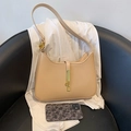 Elegante bolso de hombro media luna beige en cuero PU mate con detalles dorados - Albaricoque