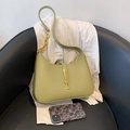 Bolso hobo verde aguacate con hebilla de metal dorado y correa de cadena en camisa - Verde