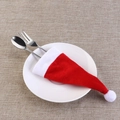 Bestekhouder kerstmuts met roestvrijstalen vork en lepel op een wit bord gepresenteerd - Rood-Superzacht Materiaal
