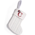 Calza natalizia in maglia bianca con lettera C rossa ricamata e cappello festivo - Lettera C