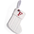 Calza natalizia in maglia bianca con ricamo lettera F rossa e cappello decorativo - Lettera F