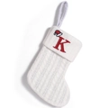 Calza natalizia in maglia bianca con lettera K ricamata rossa e cappellino di Babbo Natale - Lettera K