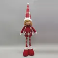 Detailansicht der Weihnachtspuppe mit langen Beinen, rotem Karohut und Schal - Jungen-Stil (ML-M239AB)