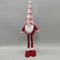 Detalle de un gnomo navideño de piernas largas con gorro de cuadros rojos - Estilo Gnomo Macho (ML-M241AB)